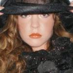Details van Adrienne v